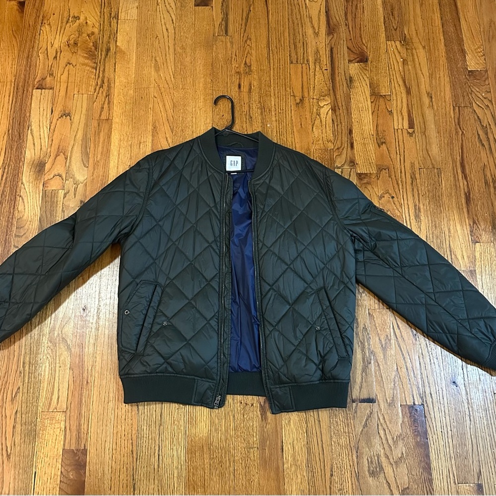 Brand new, tags missing Gap quilted bomber jacket. Perfect condition.